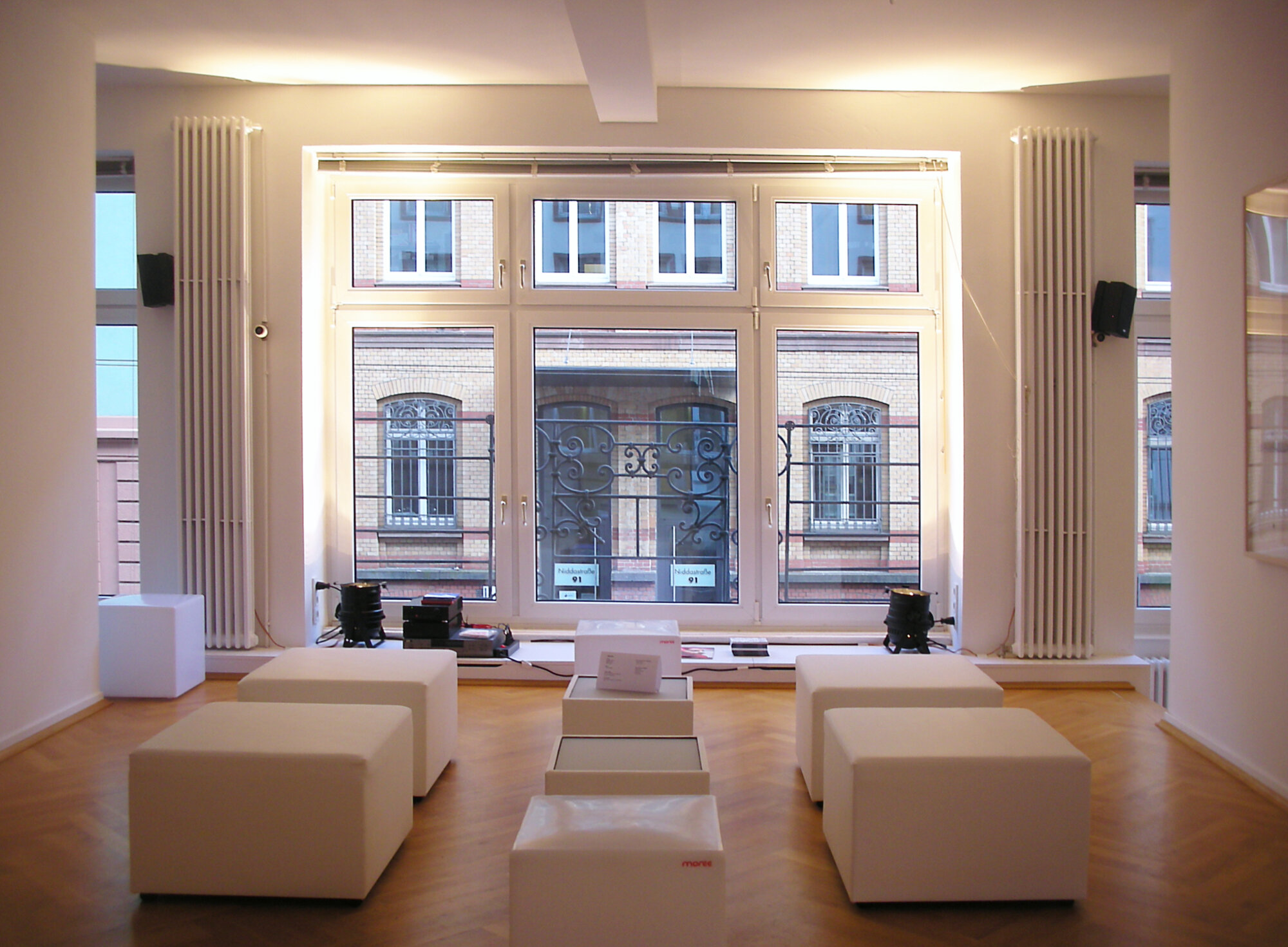 Lounge für eine Firmenfeier in der Galerie Bernhard Knaus Fine Art, Frankfurt