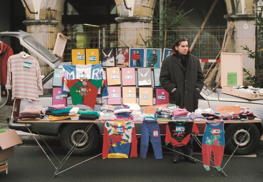 Das Flügelkreuz – A man is his job, Verkaufsstand auf Wochenmärkten