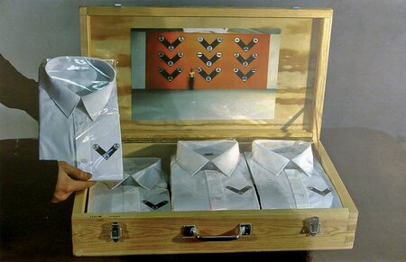 Das Flügelkreuz – Koffer mit 9 Hemden, bedruckt