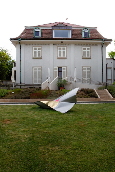 Erste Aussenskulptur von Myriam Holme aufgestellt.