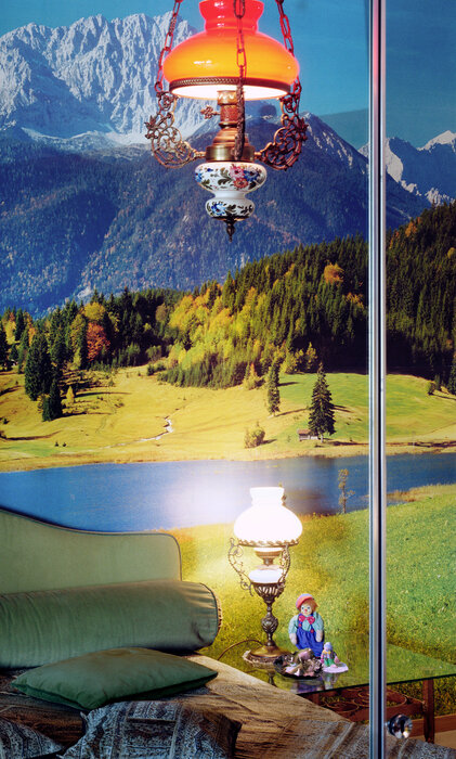 Gebirgslandschaft mit Kissen und Stehlampe