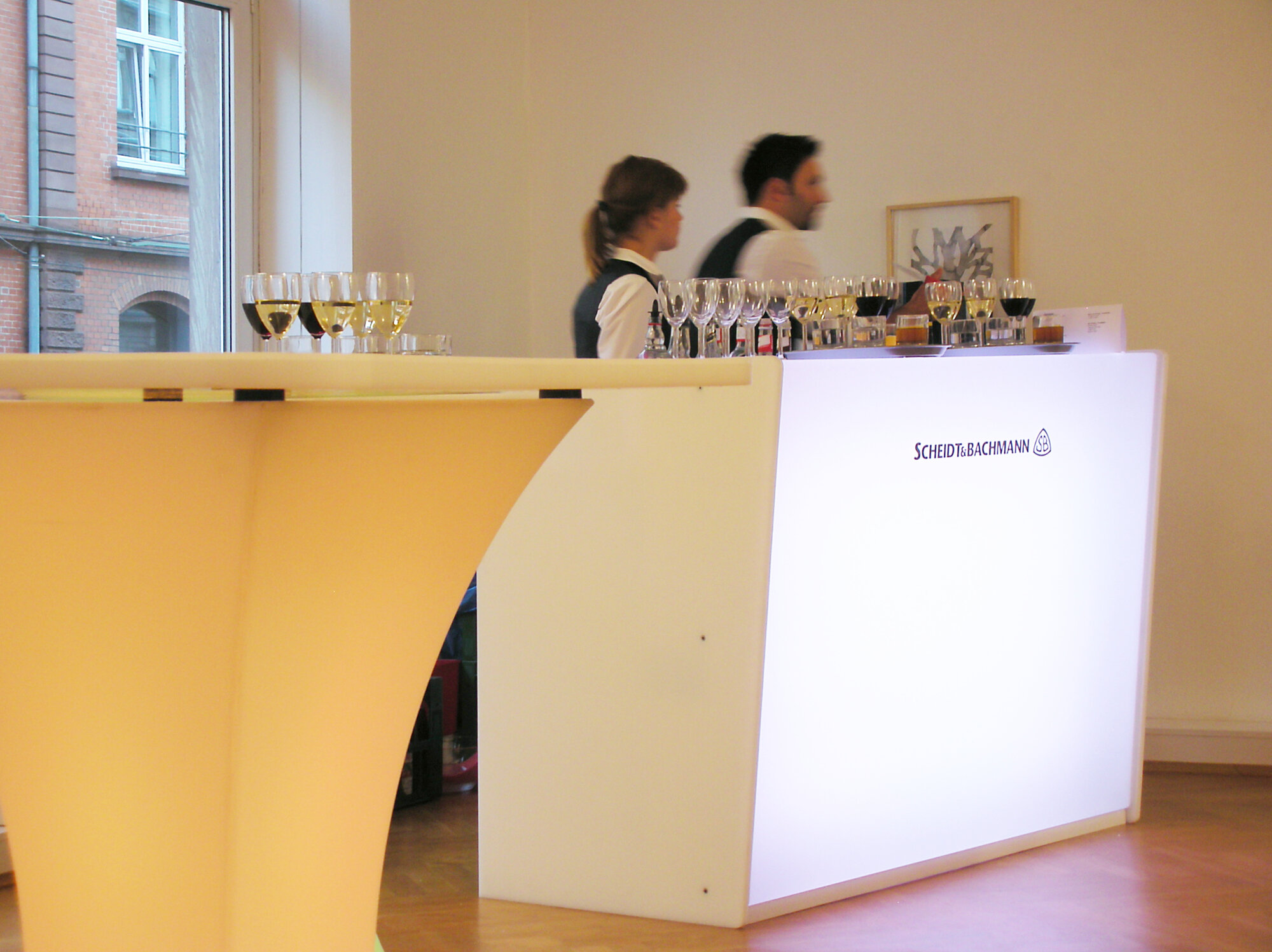 Bar für einen Firmenempfang in der Galerie Bernhard Knaus Fine Art, Frankfurt